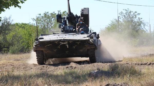 Soldați ai Batalionului 300 Infanterie Mecanizată „Sfântul Andrei” iau parte la cursul de brevetare mecanici conductori M.L.I. 84M „Jderul”. 