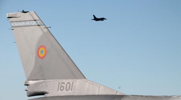 Cinci F-16 românești au efectuat manevre cu un bombardier american B-52