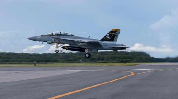 Aterizare de urgență a unui F/A-18 Super Hornet după ce motorul a luat foc 