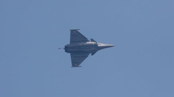 Un avion de vânătoare a semănat panică la Paris după ce a depășit bariera sunetului