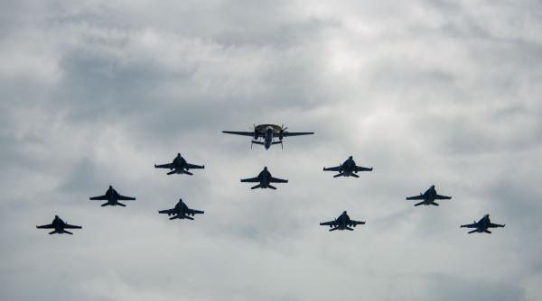 Știrile zilei: Armenia publică imagini cu avionul Su-25 doborât de un F-16 al Turciei; Demonstrație de forță a US Navy în Marea Filipinelor; Azerbaidjan a distrus mai multe tancuri T-72