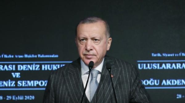 Președintele Turciei, Recep Erdogan, se plimbă pe un teren minat rusesc