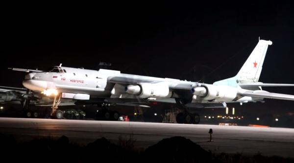Un bombardier strategic rusesc de tip Tu-95MS a efectuat lansări de rachete de croazieră
