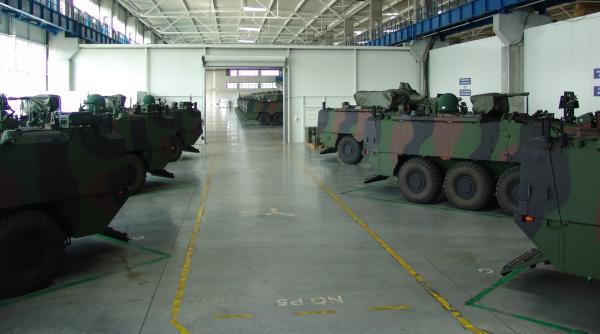 Știrile zilei: Primele 36 de transportoare blindate PIRANHA V, gata de livrare; Bulgaria, probleme cu program pentru achiziționarea de blindate noi; Vehicul blindat azer distrus de la distanță mică