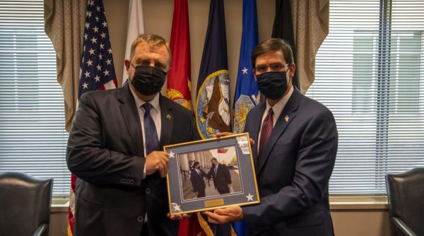 Ministrul bulgar al Apărării a semnat la Pentagon un angajament de colaborare în domeniul militar