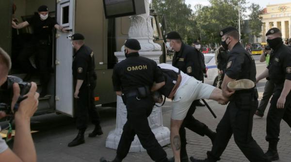 Sute de persoane au fost arestate de poliție în urma protestelor de duminică din Belarus