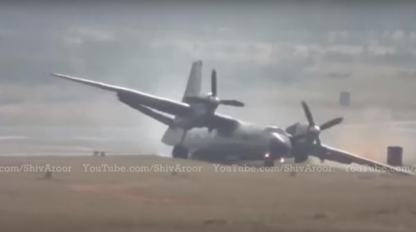 Un pilot indian a reușit o aterizare spectaculoasă cu un An-32 după blocarea unui tren de aterizare (Video)