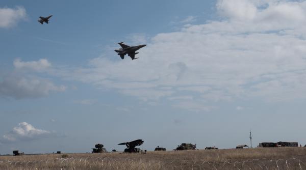 Militarii români, exerciţiu de evaluare a unui sistem de rachete HAWK (Foto)