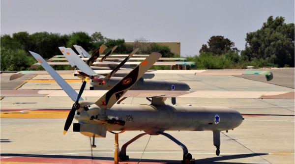 Știrile zilei: De anul viitor, România ar putea exporta drone; Genesis 8x8, primul transportor blindat hibrid construit de Germania; În Rusia a avut loc prima confruntare cu luptătorii din Siria