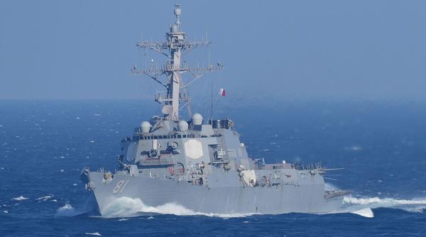 Distrugătorul USS Winston S. Churchill sare în ajutorul unui vas iranian, aflat în dificultate