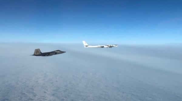 Avioane de vânătoare americane F-22 au interceptat două bombardiere strategice rusești Tu-95MS în apropiere de Alaska