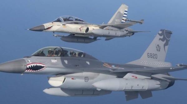 Știrile zilei: Dogfight între F-16 și Su-30 în spațiul aerian al Taiwanului: Testul sistemului de rachete S-400 a fost un eşec?; Grecii prelungesc perioada stagiului militar obligatoriu