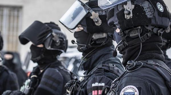 Franţa interzice un grup islamist, în urma uciderii unui profesor