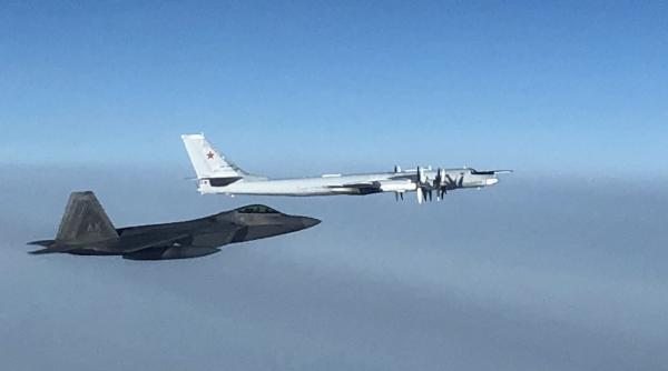 Două bombardiere rusești Tu-95 au dat nas în nas cu avioanele F-22 ale SUA (Foto/Video)