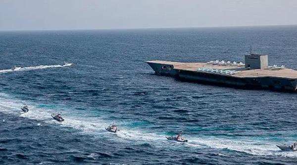 Replica iraniană a portavionului USS Nimitz, mutată de curenții marini