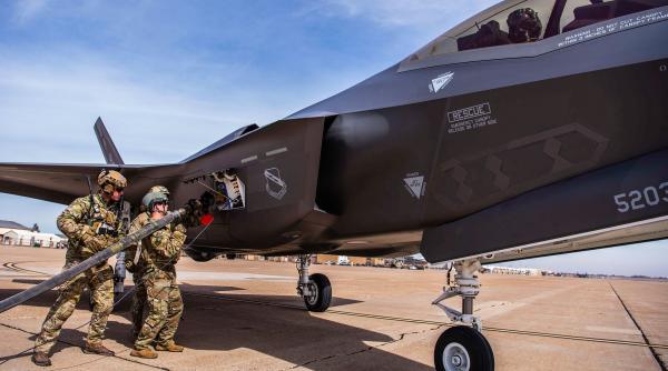 Pentagonul amână producția de serie a avionului F-35, din cauza simulatorului de luptă 