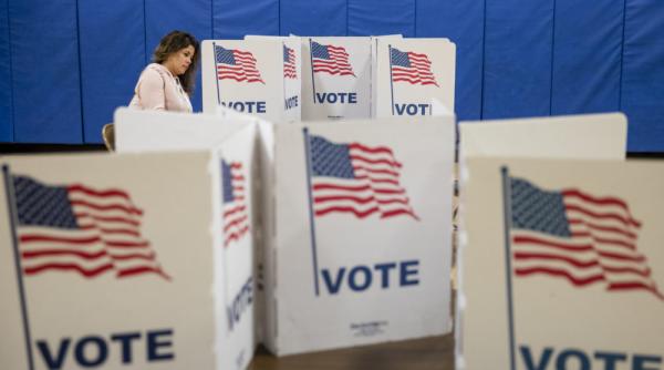 Alegeri SUA | Americanii sunt îndemnaţi să nu meargă la vot? FBI examinează o serie de apeluri telefonice 