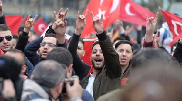 Franţa a interzis mişcarea ultranaţionalistă turcă ''Lupii Cenuşii''