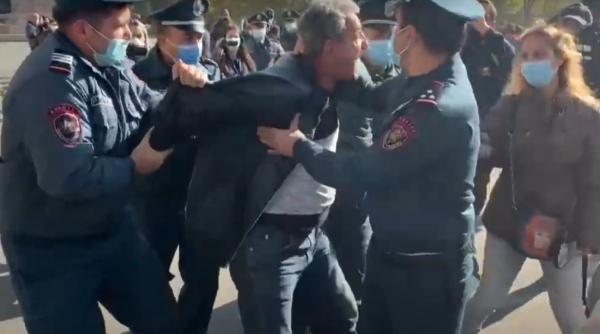 Dureroasa pace în Armenia: Violențe și arestări la Erevan după acordul cu Azerbaidjanul (VIDEO)