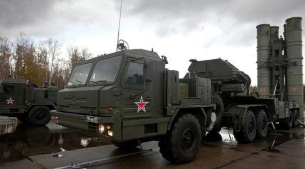 Rusia continuă să-și doteze trupele cu sisteme de rachete antiaeriene de tip S-400 Triumf