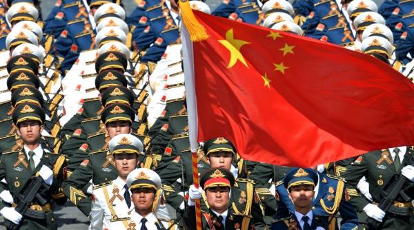 Donald Trump le interzice americanilor să investească în companii militare chineze