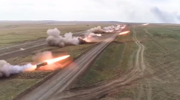 Lansatoarele de rachete termobarice TOS-2 sunt testate de trupele ruse
