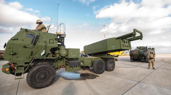 Știrile zilei: România, primul stat membru NATO care va utiliza sistemele HIMARS; Tancuri Leopard 2 pentru Forțele Armate Britanice?; Kissinger: SUA și China se îndreaptă spre o confruntare 