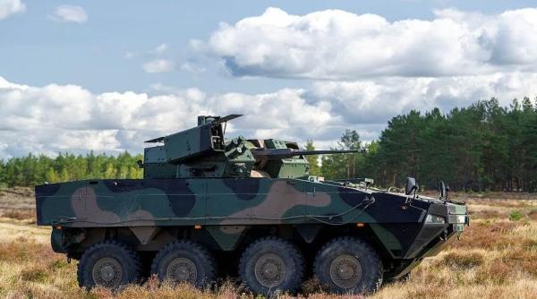 Polonia a testat o versiune modernizată a transportorului amfibiu blindat ROSOMAK (Foto/Video)
