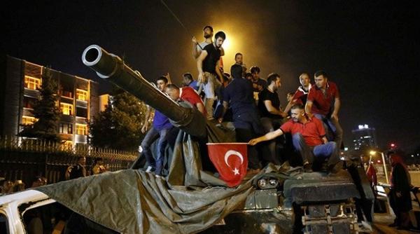 Sute de persoane au fost condamnate la închisoare pe viaţă în principalul proces al puciului eşuat din Turcia