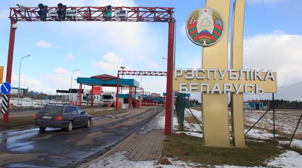 Belarusul interzice ieşirile din ţară pe cale terestră