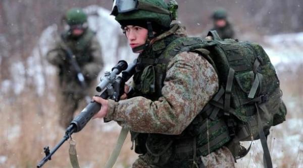 Sute de militari ruși au primit noul echipament de luptă Ratnik