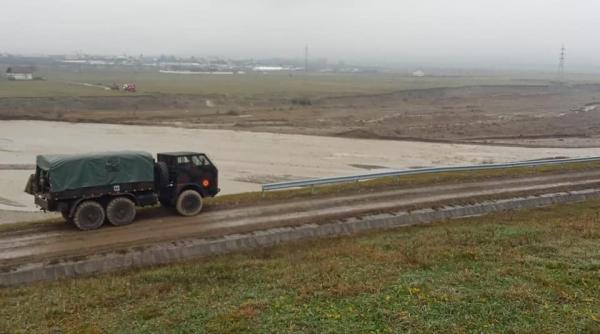 Armata a pus umărul și a intervenit după distrugerea digului de gabioane de pe râul Teleajen