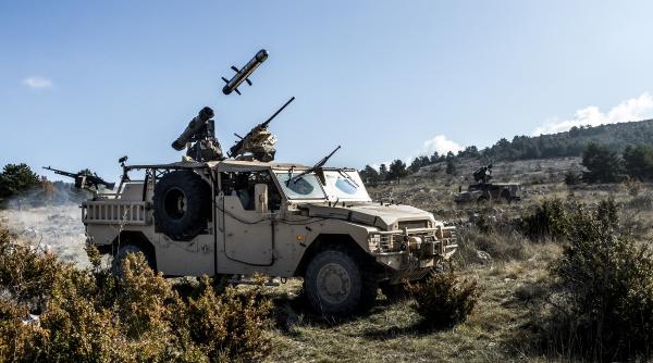 Prima tragere cu o rachetă cu rază medie (MMP) de pe un vehicul Sabre al Forțelor Speciale