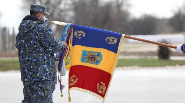 Drapelul de luptă al Centrului Naţional pentru Apărare Antiaeriană de la Capu Midia, decorat cu ordinul "Virtutea Aeronautică"