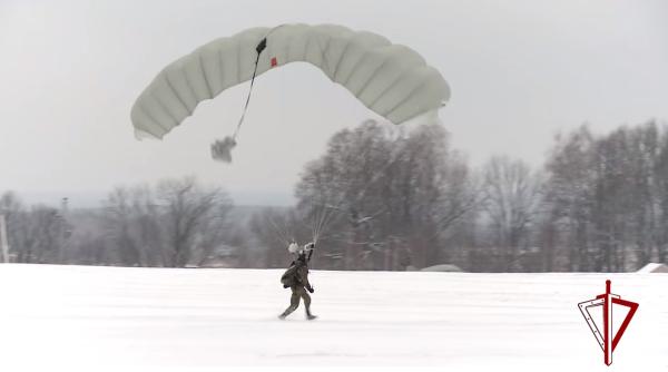Forțele Speciale ruse primesc un nou model de parașută pentru operațiunea Arctică (Video)