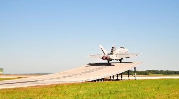 Un F/A-18 Super Hornet decolează folosind un sistem ski-jump (VIDEO)