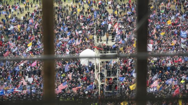 Primarul Capitalei Washington DC a anunțat starea de asediu după ce protestatarii pro-Trump au pătruns cu forța în Congres