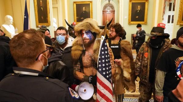 Tineretul comunist și mass-media din China ironizează haosul de la Washington