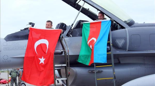 Azerbaijanul vrea două aeroporturi în regiunea disputată Nagorno-Karabakh. Turcia vrea unul sigur, cu utilitate militară