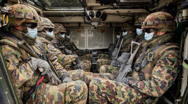 Jumătate dintre recruții elvețieni desfășoară pregătirea militară de bază online, de acasă 