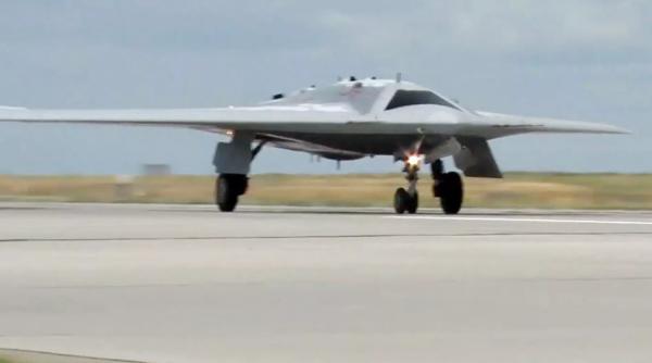 Noua dronă rusească de atac Okhotnik a efectuat primele bombardamente în poligonul Ashuluk 