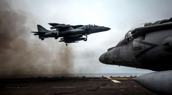 Aeronavele Harrier rămân în dotarea SUA. Întârzierea livrărilor de F-35 îi forțează pe americani să păstreze în uz vechiul avion