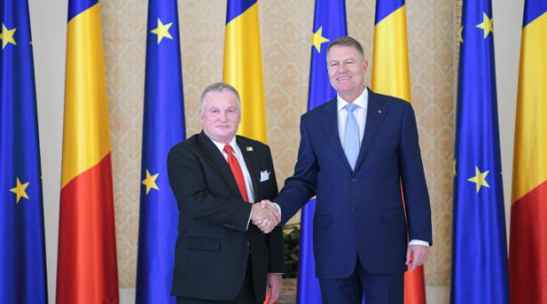 Klaus Iohannis l-a decorat pe ambasadorul Zuckerman cu ordinul „Steaua României” pentru activitatea din timpul mandatului