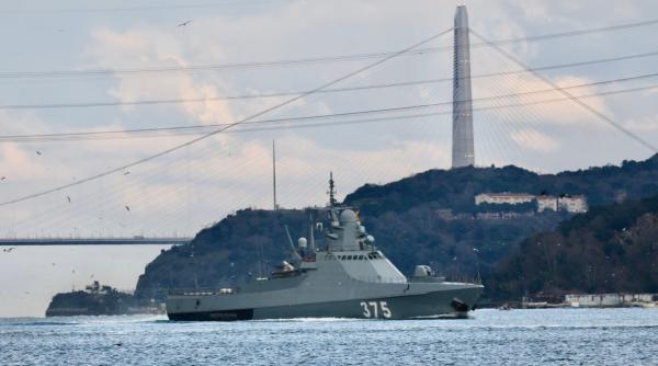 Rusia schimbă garda în Mediterană. O navă purtătoare de rachete Kalibr a traversat Strâmtoarea Bosfor 