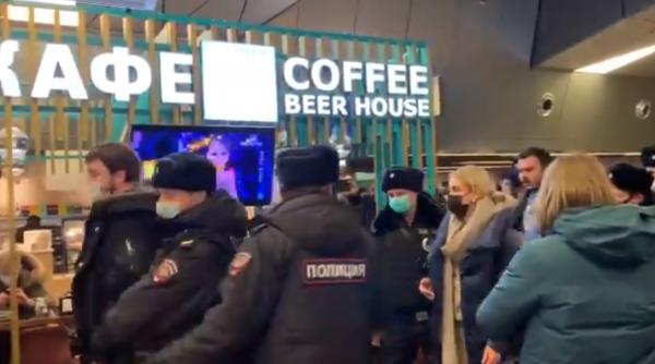 Poliţia rusă arestează susţinători ai lui Alexei Navalnîi înainte de aterizarea acestuia la Moscova - Video