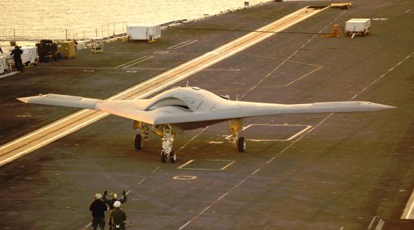 Imagini spectaculoase de la testarea dronei X-47B pe portavionul USS George H.W. Bush (Video) 