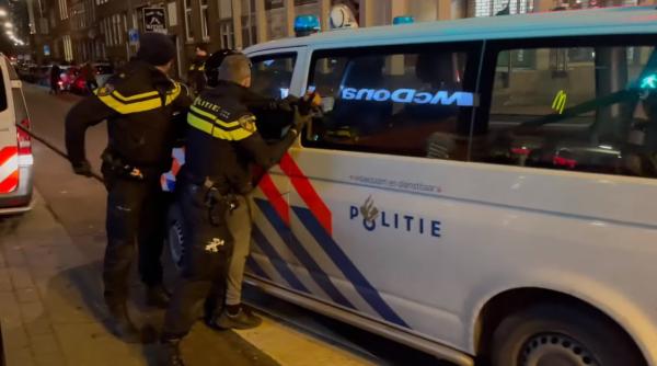 Proteste în Olanda. Magazine vandalizate, vehicule incendiate. Sute de persoane au fost arestate (Video)