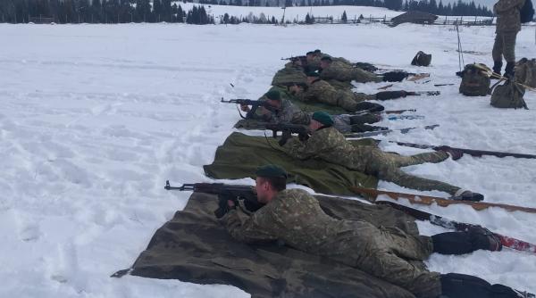 Critici pe internet după ce poze cu soldați români care ar ține AK-ul greșit au devenit virale