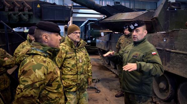 Polonezii le dau o mână de ajutor militarilor maghiari să se familiarizeze cu noile tancuri Leopard 2