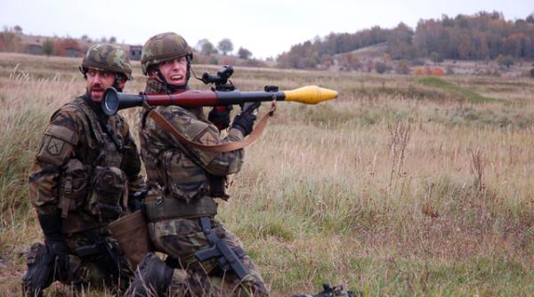 Armata Cehă vrea să scape de lansatoarele RPG-7. Alternativele sunt Carl Gustav sau RGW